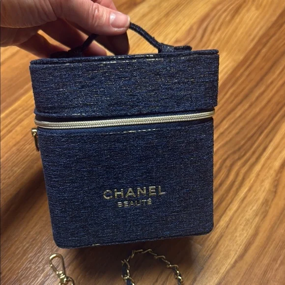 CHANEL Dark Blue and Gold Chain Holder - Picture 2 of 5